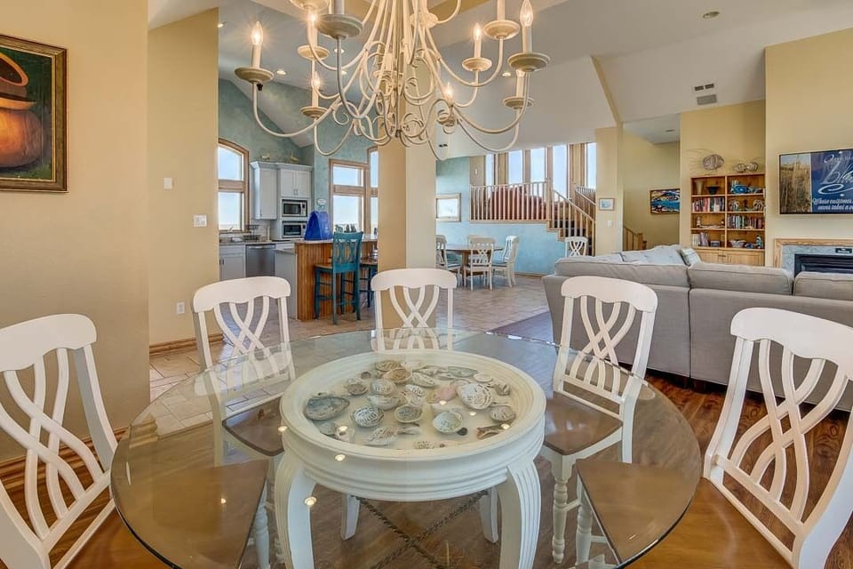 Top-Level Dining Room with Table (seats 7)