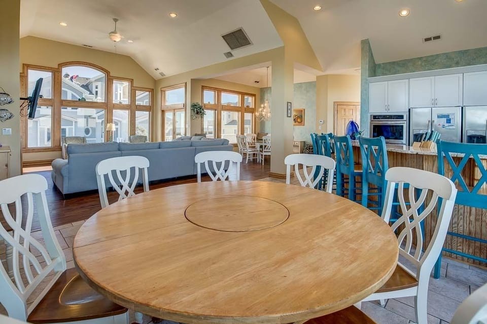 Top-Level Dining Room with Additional Table (seats 7)