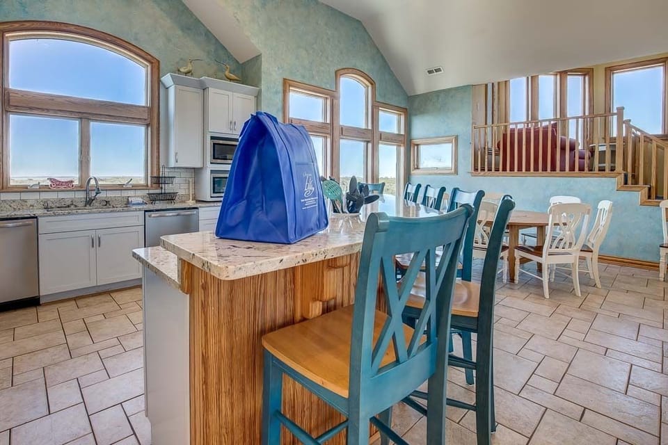 Top-Level Kitchen with Bar (seats 6)