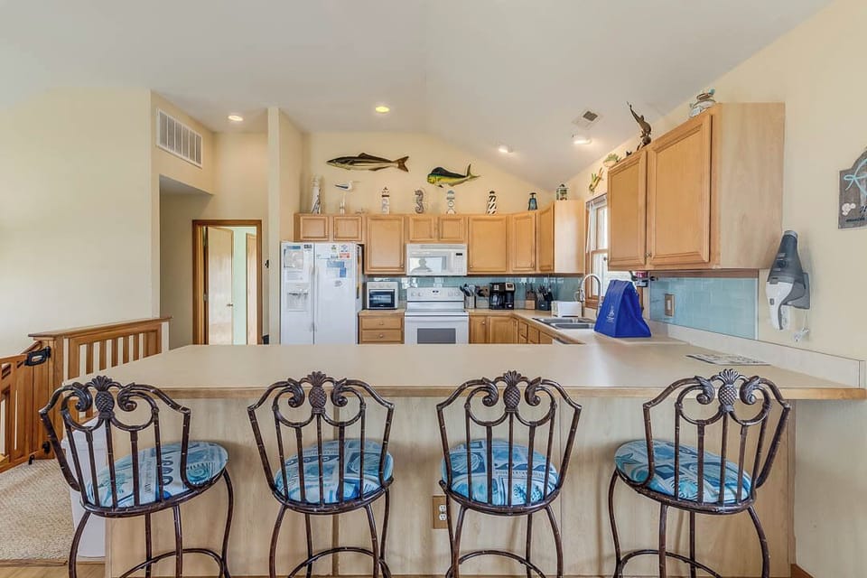 Top-Level Kitchen with Bar (seats 4)