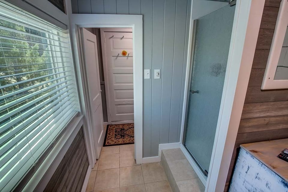 Main-Level Queen Master Bathroom