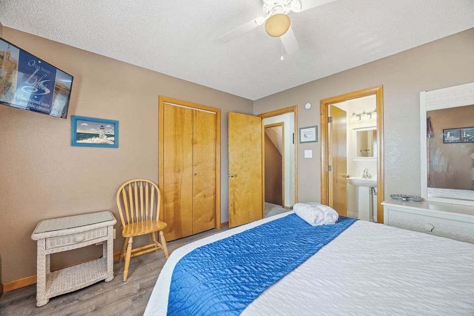 Mid-Level Queen Master Bedroom