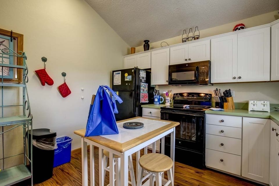 Top-Level Kitchen with Bar (seats 2)