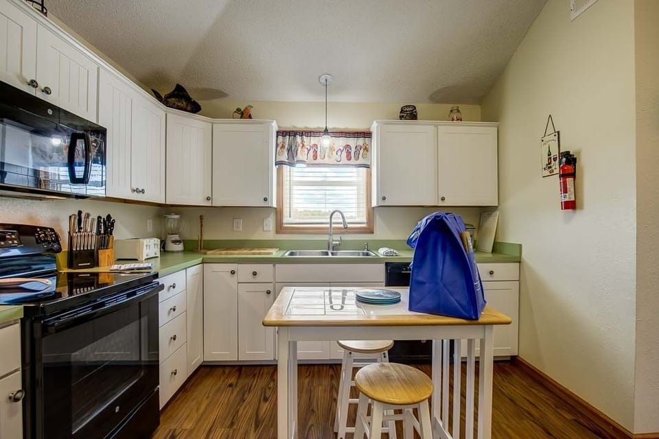 Top-Level Kitchen with Bar (seats 2)