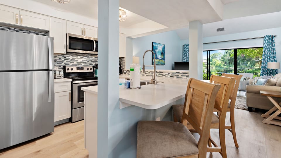 Kitchen & Bar Eating Area