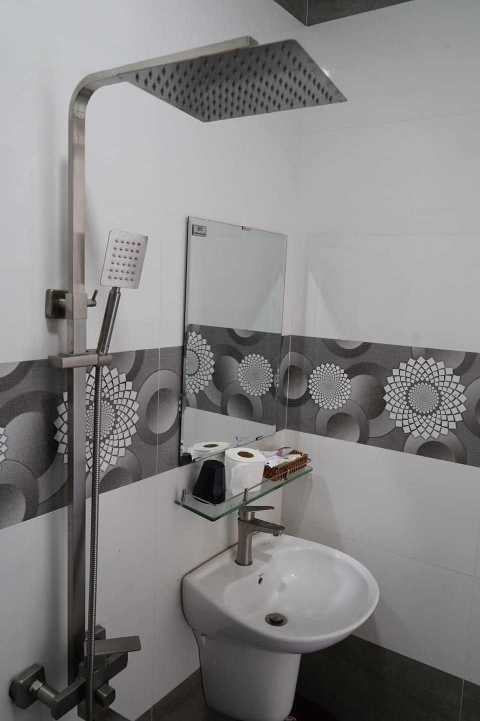 Standard Triple Room, Balcony, Garden View | Bathroom | Shower, rainfall showerhead, free toiletries, hair dryer