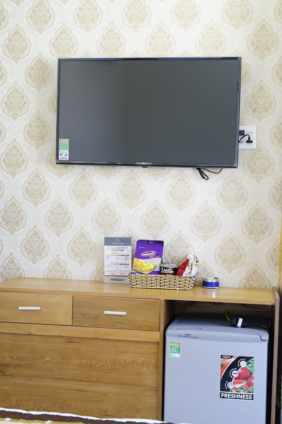 Deluxe Single Room, 1 Queen Bed, Mountain View | Minibar, soundproofing, WiFi (free), bed sheets