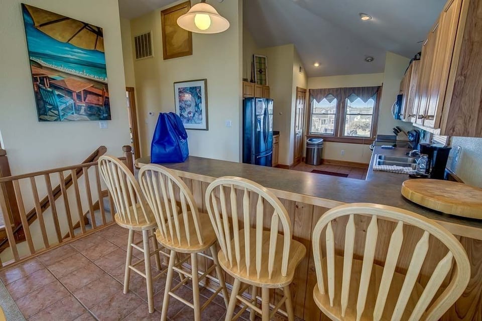 Top-Level Kitchen with Bar (seats 4)