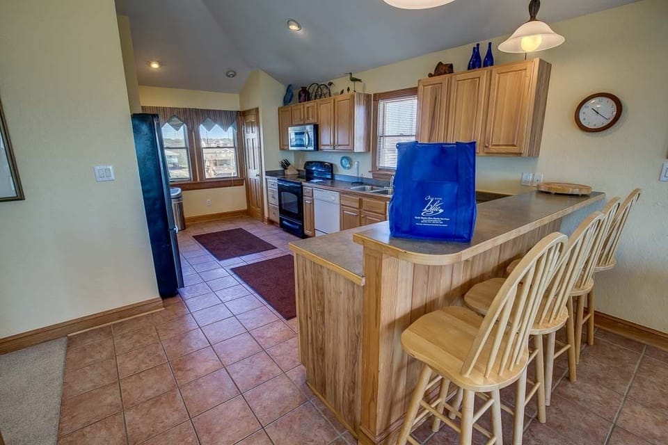 Top-Level Kitchen with Bar (seats 4)