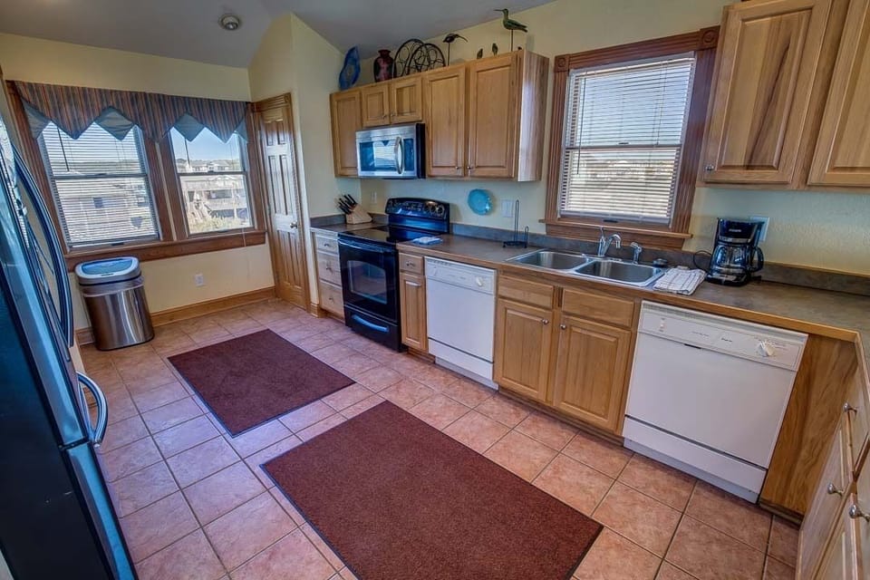 Top-Level Kitchen with Bar (seats 4)