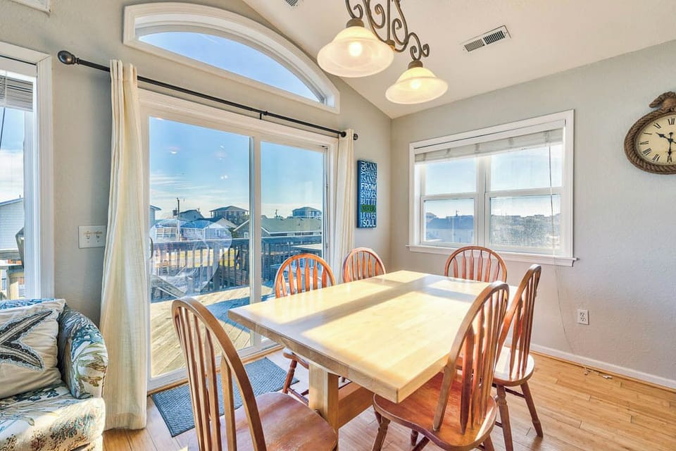 Top-Level Dining Room with Table (seats 6)