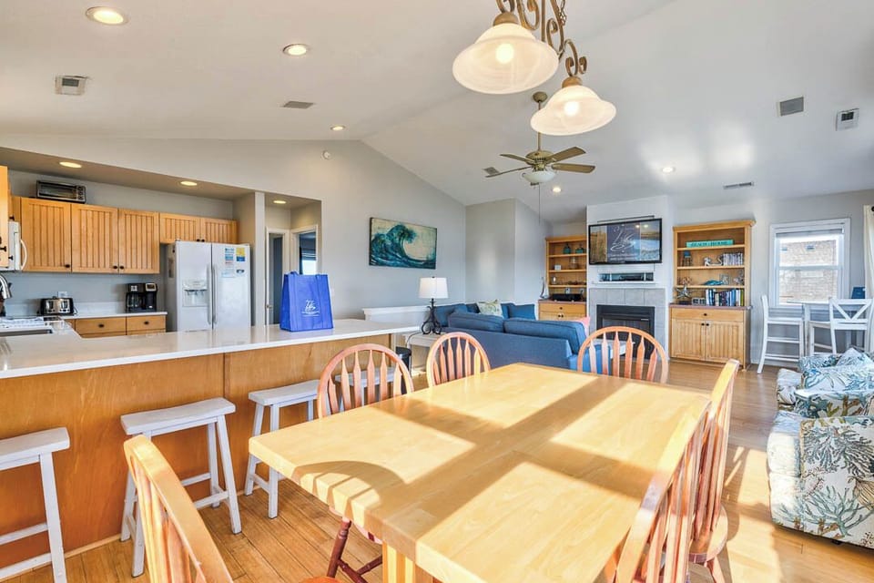 Top-Level Dining Room with Table (seats 6)