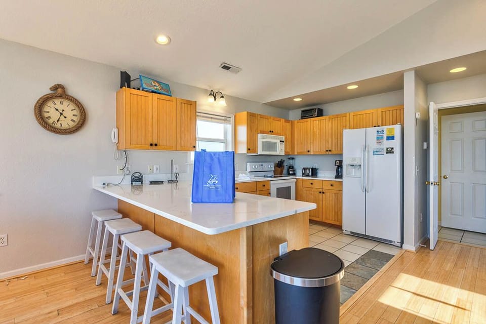 Top-Level Kitchen with Bar (seats 4)