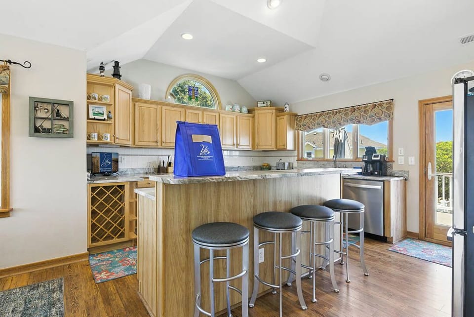 Top-Level Kitchen with Bar (seats 4)