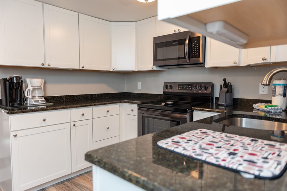Classic House, 3 Bedrooms, Patio | Private kitchen | Full-size fridge, microwave, oven, stovetop