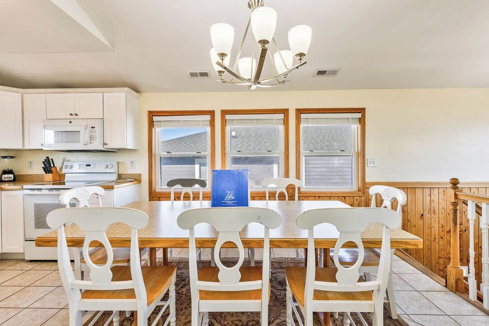 Top-Level Dining Room with Table (seats 8)