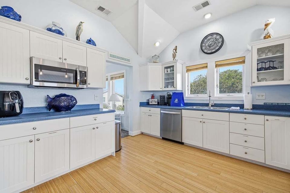 Top-Level Kitchen with Bar (seats 4)