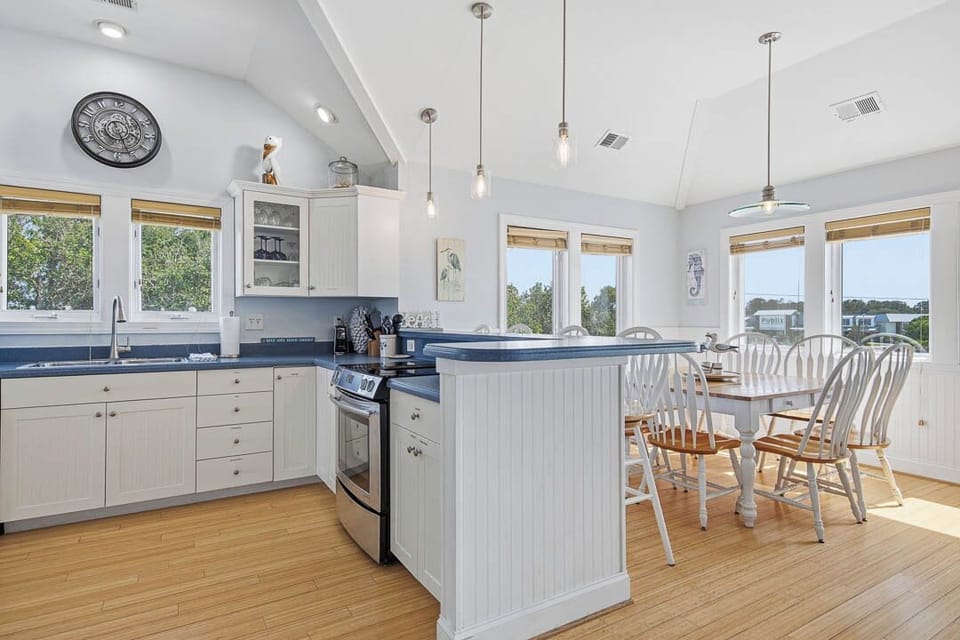 Top-Level Kitchen with Bar (seats 4)