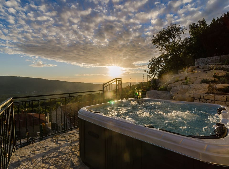 Spa tub