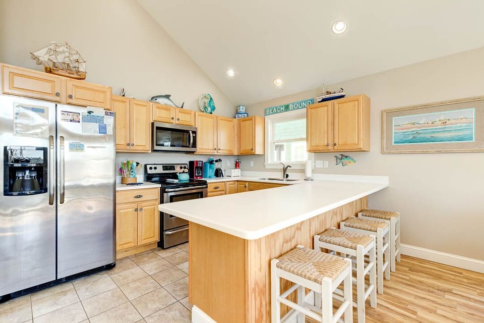 Top-Level Kitchen with Bar (seats 4)