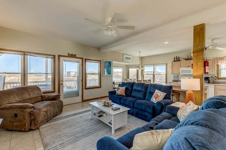 Mid-Level Living Room with Deck Access