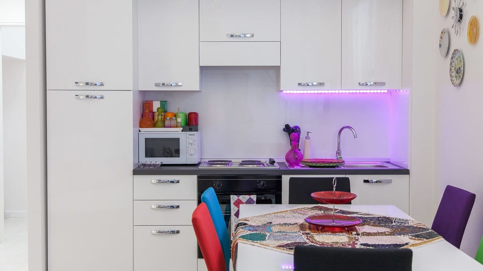 Apartment | Private kitchen | Microwave, cookware/dishes/utensils, dining tables