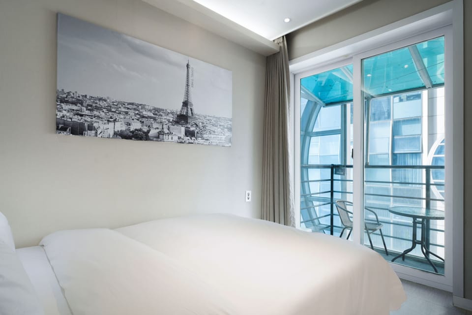 Terrace Double Room, City View (Partial Ocean View) | Down comforters, individually decorated, individually furnished, desk