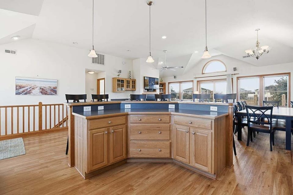 Top-Level Kitchen with Bar (seats 6)