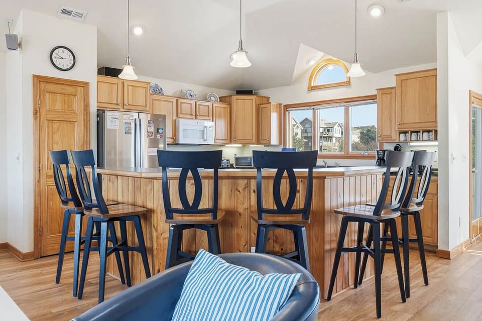 Top-Level Kitchen with Bar (seats 6)