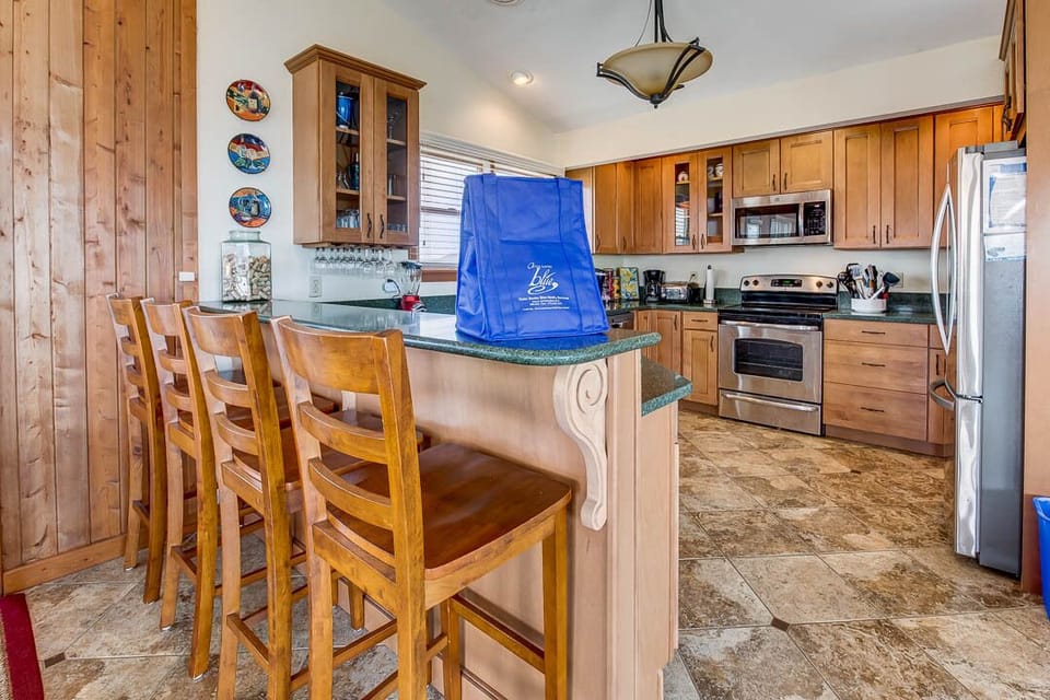 Top-Level Kitchen with Bar seats 4