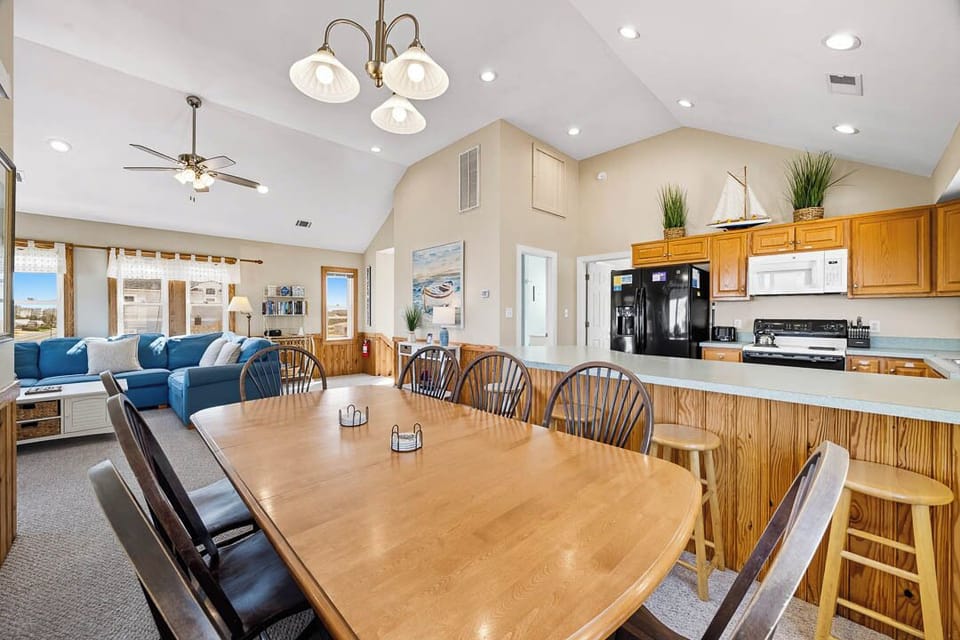 Top-Level Dining Room with Table (seats 8)
