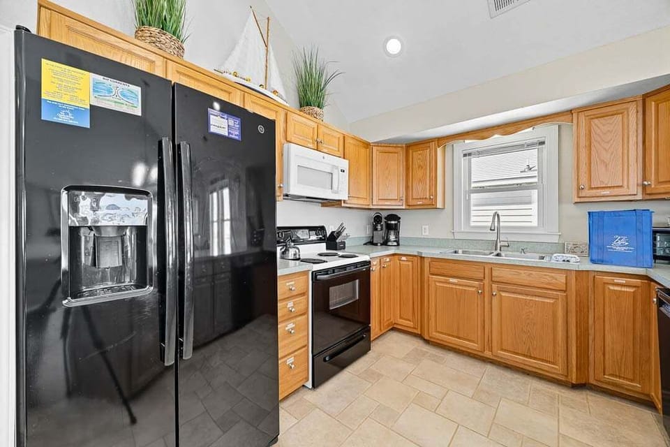 Top-Level Kitchen with Bar (seats 4)