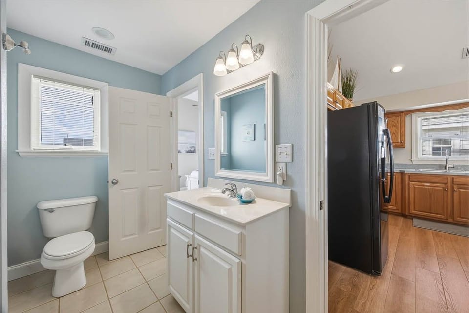 Top-Level Hall Full Bathroom, shares access to King Bedroom