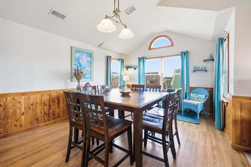 Top-Level Dining Room with Table (seats 8)