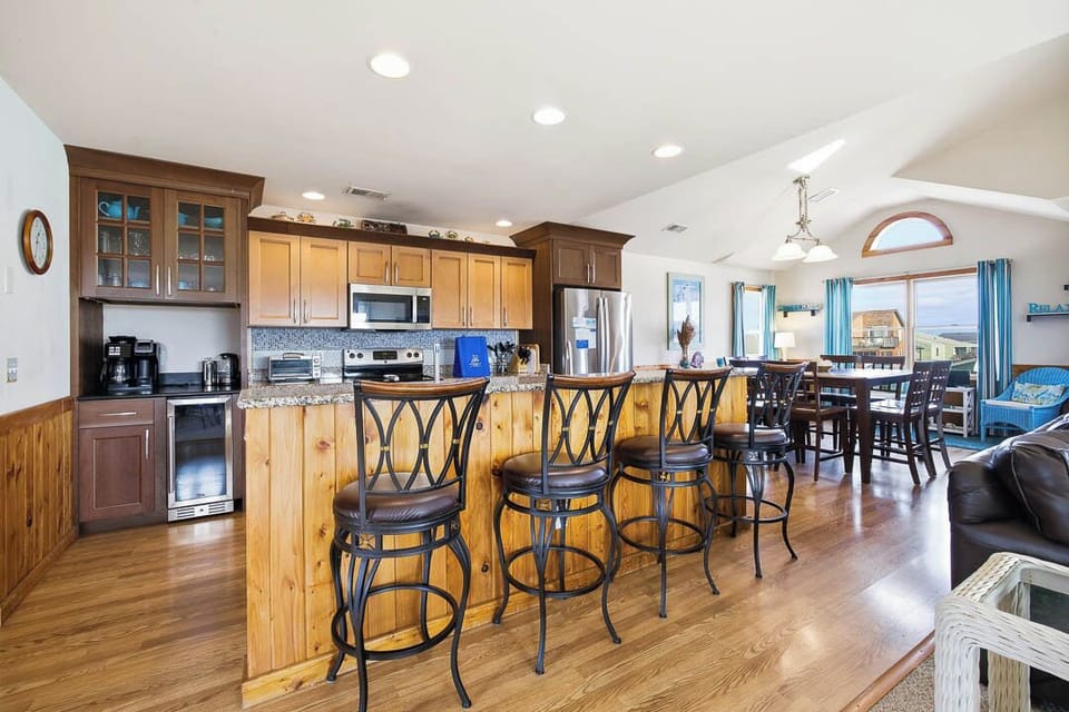 Top-Level Kitchen with Bar (seats 4)