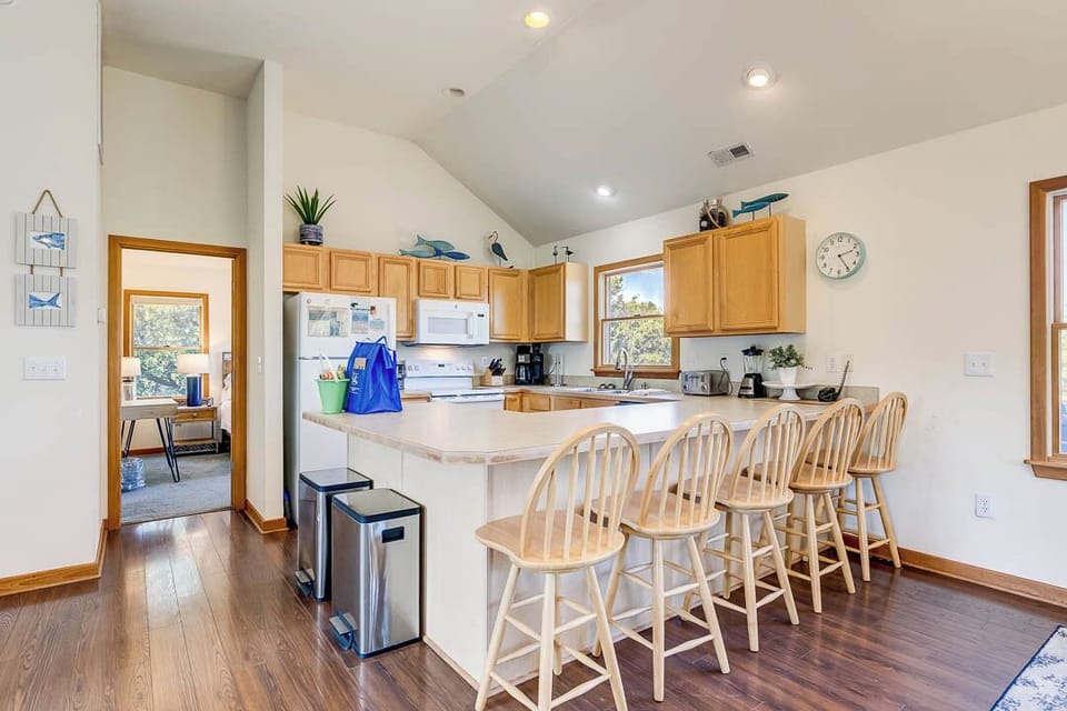 Top-Level Kitchen with Bar (seats 5)