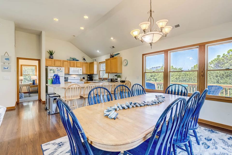 Top-Level Dining Room with Table (seats 8)