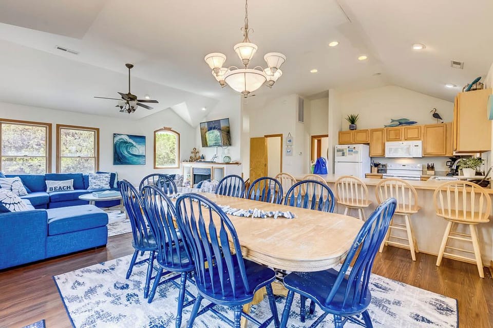 Top-Level Dining Room with Table (seats 8)