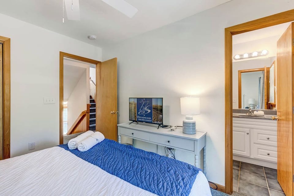 Mid-Level Queen Master Bedroom