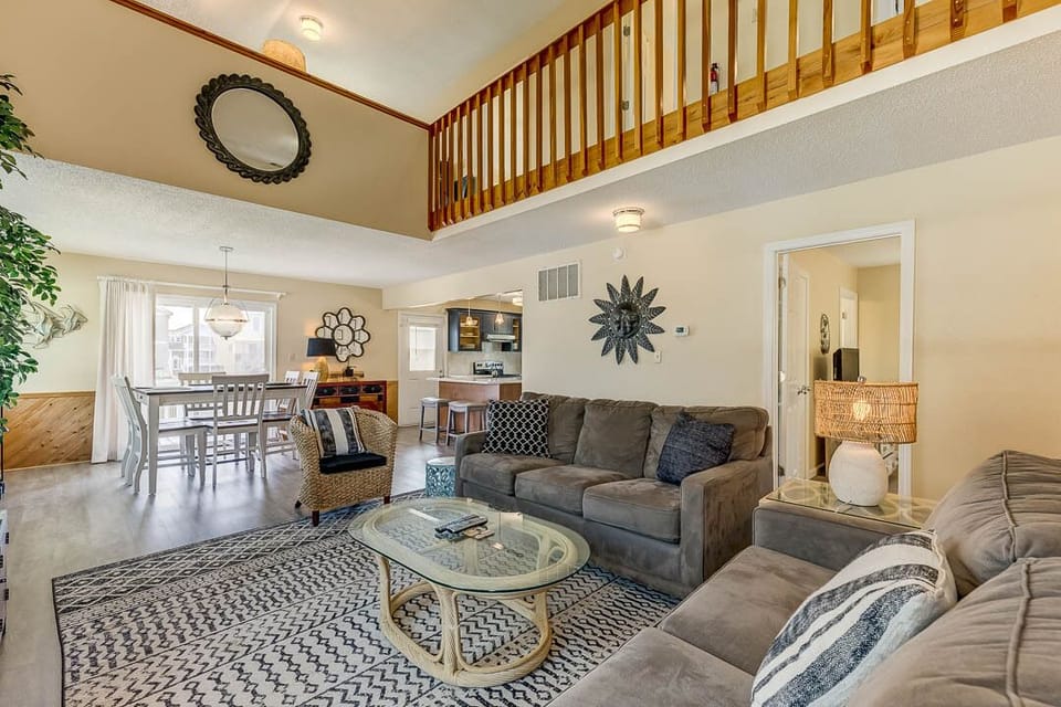 Mid-Level Living Room with Deck Access