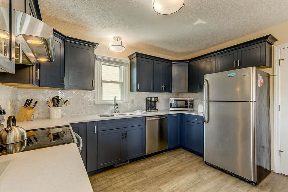 Mid-Level Kitchen with Island (seats 2)