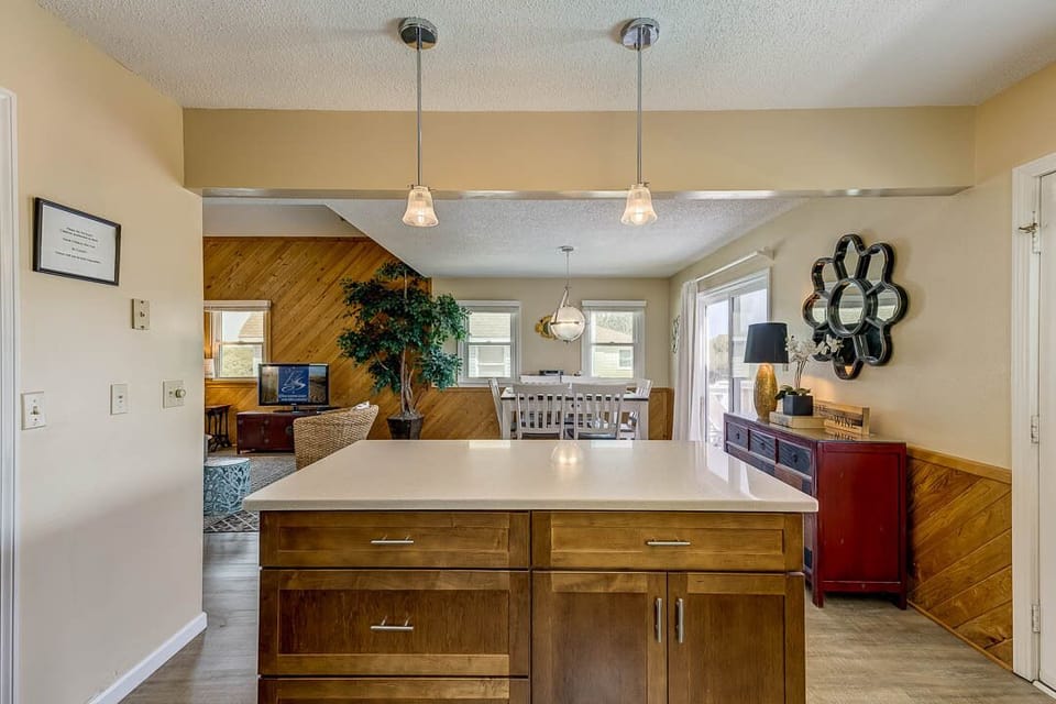 Mid-Level Kitchen with Island (seats 2)