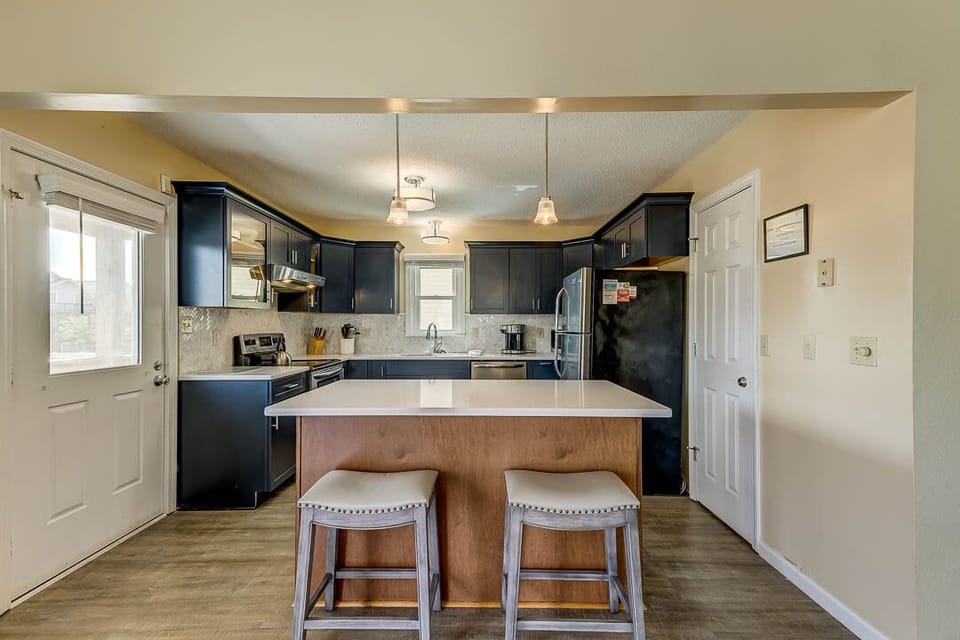 Mid-Level Kitchen with Island (seats 2)