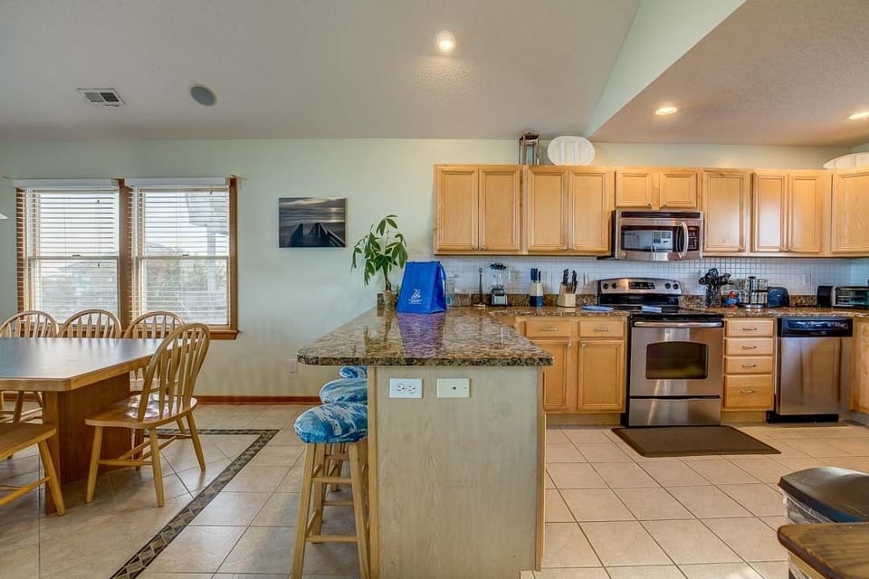 Top-Level Kitchen with Bar (seats 6)