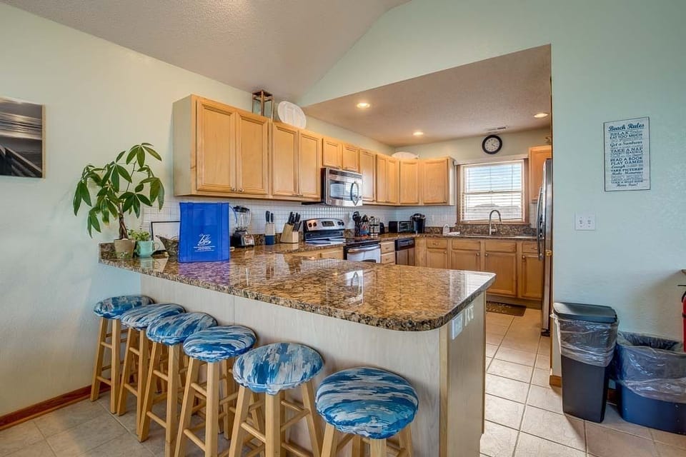 Top-Level Kitchen with Bar (seats 6)