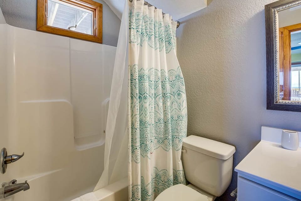 Mid-Level King Master Bathroom