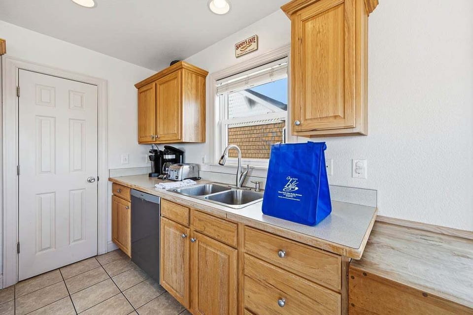 Top-Level Kitchen with Bar (seats 4)