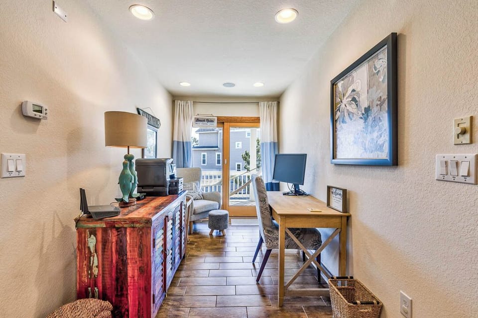 Mid-Level Sitting Area with Deck Access