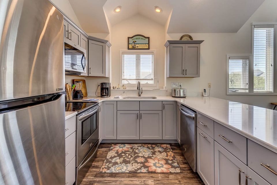 Top-Level Kitchen with Bar (seats 4)