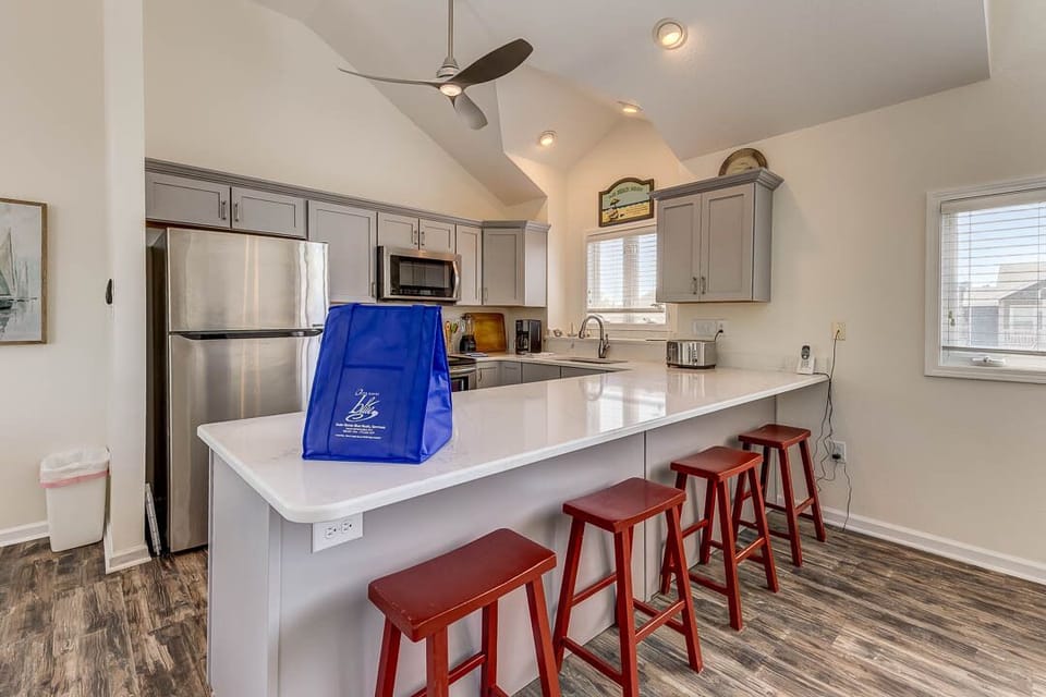 Top-Level Kitchen with Bar (seats 4)